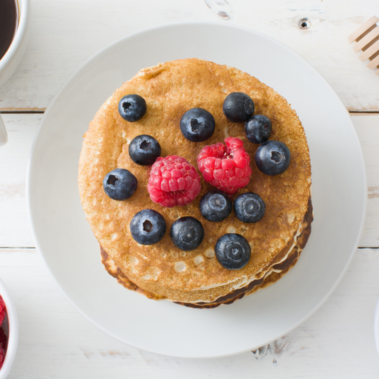 Pancakes de avena con frutos rojos