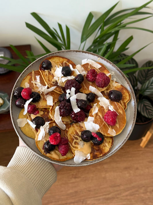 Banana pancakes con frutos rojos: receta saludable, fácil y sin azúcar